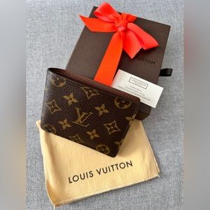Louis Vuitton Multiple Wallet in Monogram Canvas.